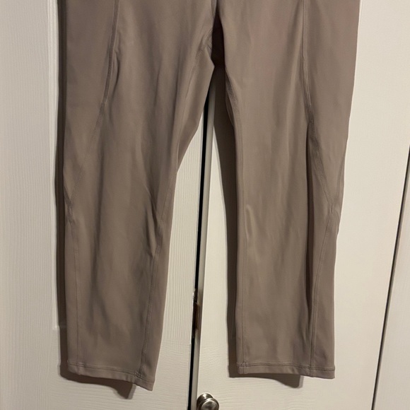 ODODOS Buttery Soft Lounge Yoga Capris with Pockets in beige size Medium NWOT - Picture 5 of 8